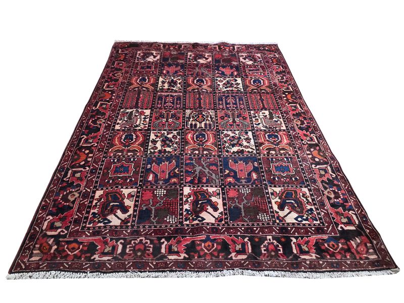Carpetly - Gorgeous Persian Hamadan Bakhtiari Carpet - 312 x 212 CM
