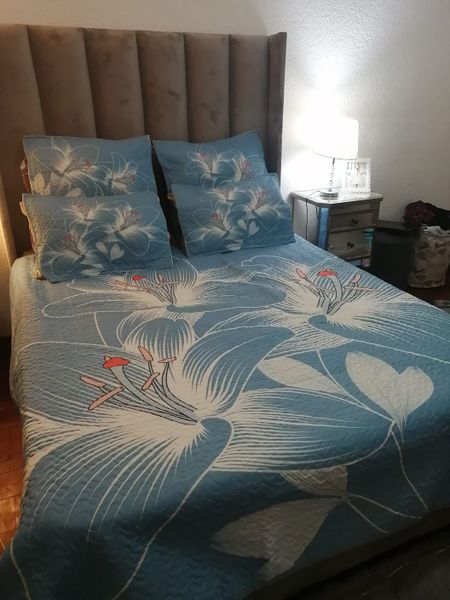 5 Piece Quilt Set Blue Flower Bedspread Set image