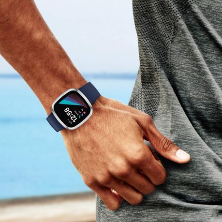 Best fitbit versa online screen protector