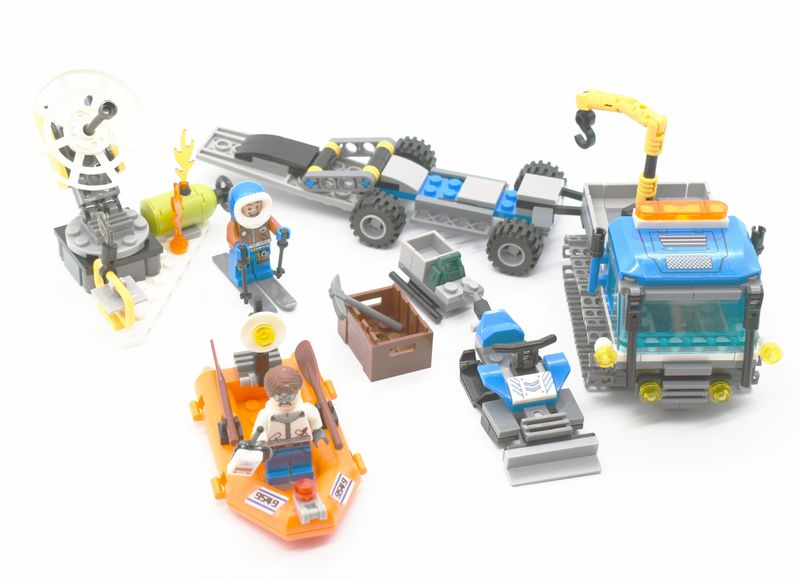 Rescue Team 335+ Piece Mobile Snow Station