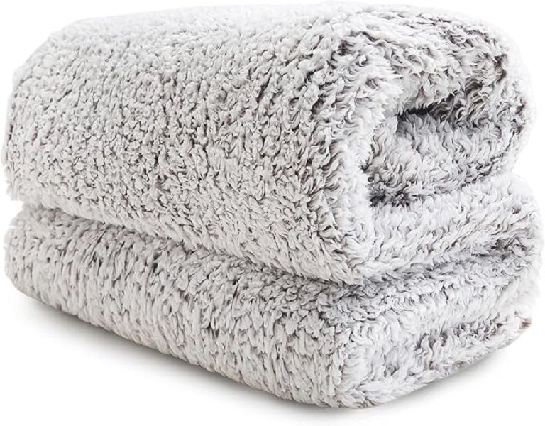 Winter Fluffy Blanket Light Grey 150 x 200cm .