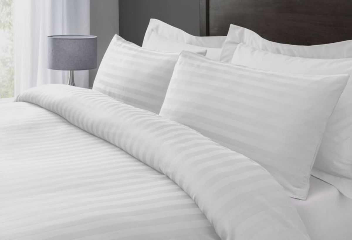 Azaz Stylist Stripe Pattern White Duvet Cover& 2PC Standard Pillow case Set