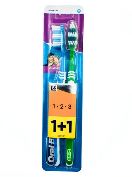 Oral-B 123 Classic Care Toothbrush (Medium )