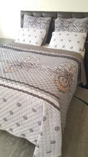 5 Piece Quilt Set White Flowered Bedspread Set image