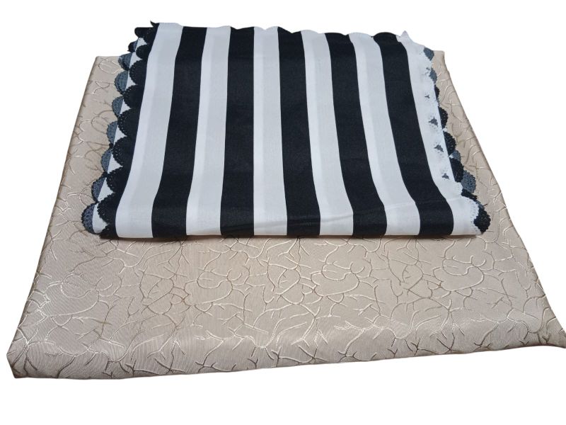 1 Node tablecloth with1 black striped runner