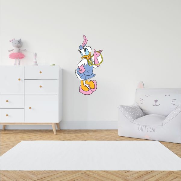 Daisy Wearing Gold Pearl Necklace Decal