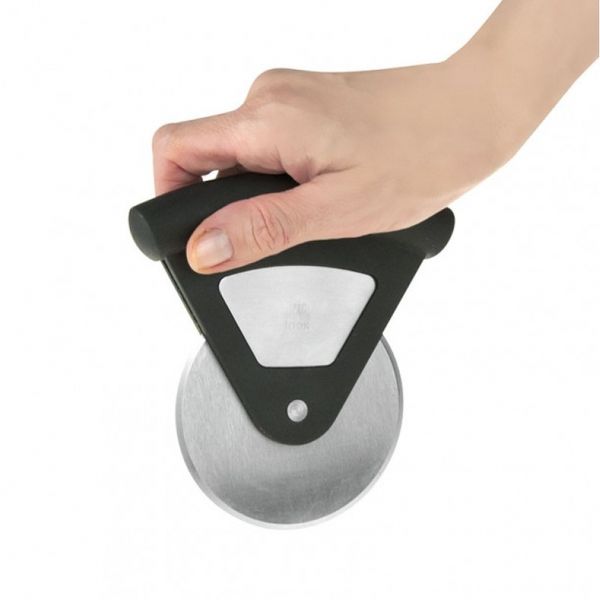 Ipac Genietti Pizza Rotary Cutter With a Black Handle