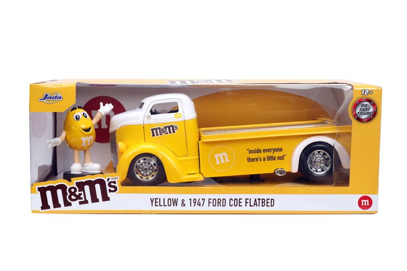Jada M&amp;M's Yellow 1947 Ford COE Flatbed 1:24 with Figure