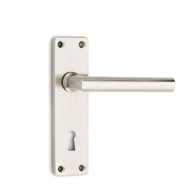 Handle on Plate, Brushed Satin Nickel