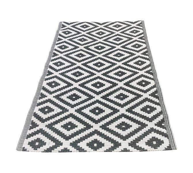 Rug It Up Diamond Outdoor Rug Black and White