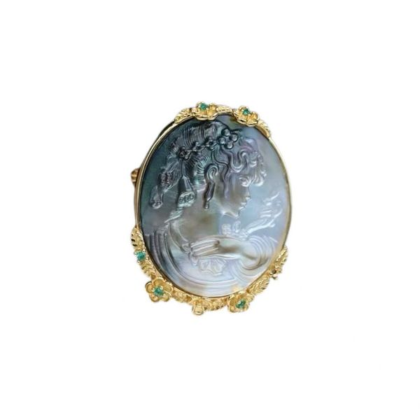 Retro-Style Black Seashell Brooch With Gold And Silver Plating