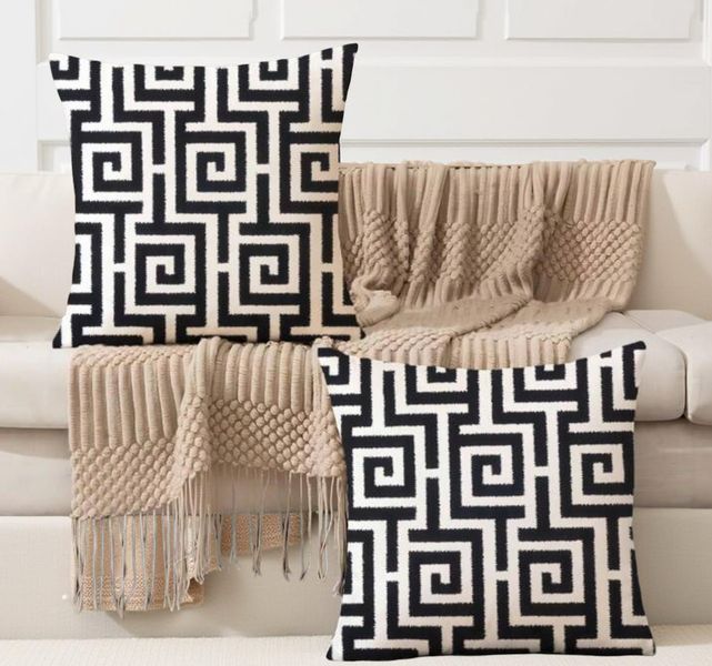 Black and White Maze Cushion Covers Set -2