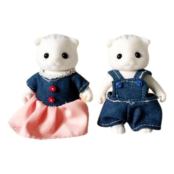 Friendly Family Maple Cat Couple