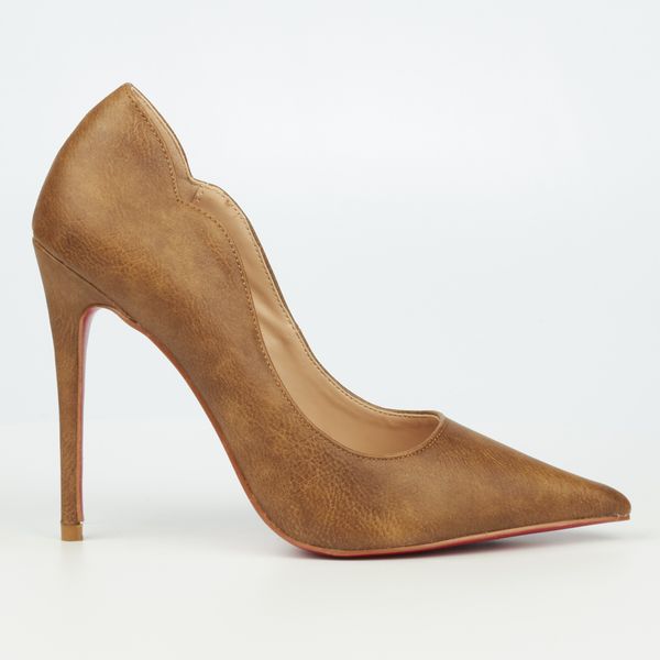 Miss Black, Lou 9, Bone Heels