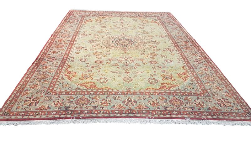 Very Fine Hand Knotted Persian Isfahan Carpet (240cm x 340cm )