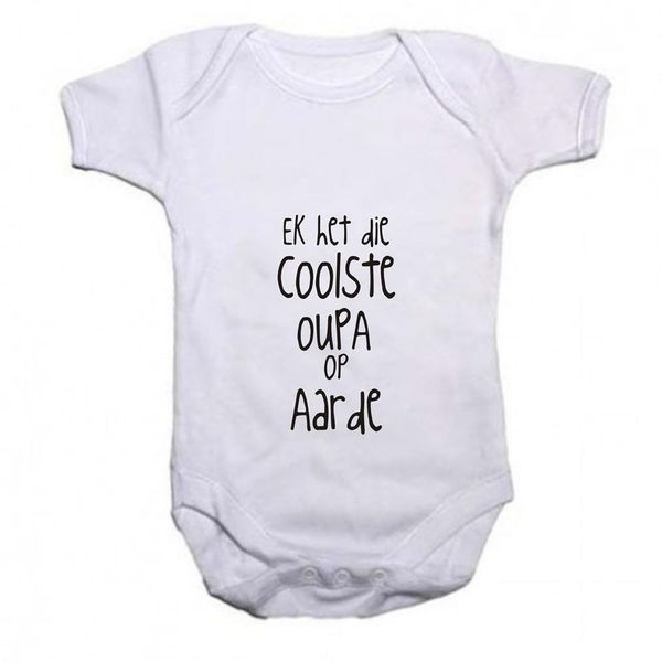 Noveltees 'Ek het die Coolste Oupa op Aarde' Short Sleeve Baby Grow