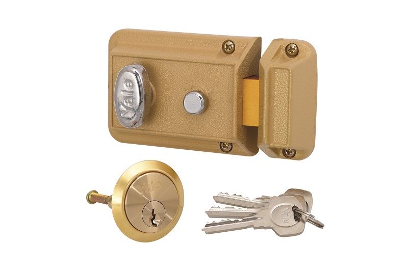 Yale - Night latch With Anti-Credit Card Latch Complete Cylinder
