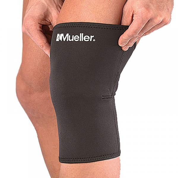 Mueller Black Knee Sleeve Closed Patella - Large
