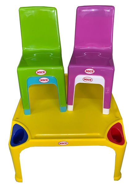 4x Toddlers Chairs Plastic Chairs Nice Chairs &amp; Table